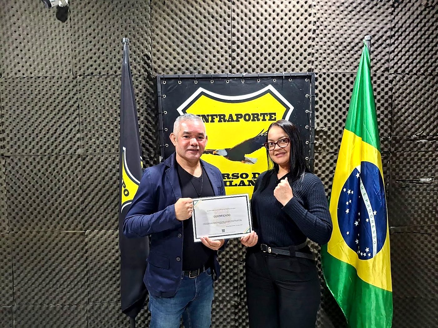 Entrega de certificado a aluna formada na Infraporte