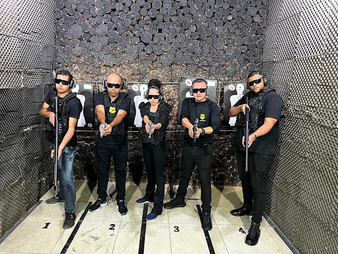Alunos equipados no estande
