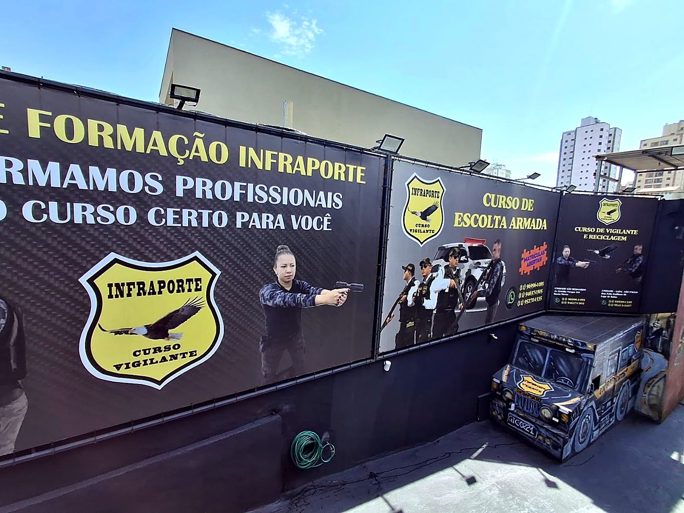 Fachada da Infraporte com os cursos da escola