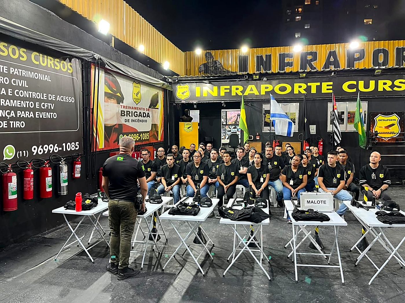 Aula no pátio com equipamentos